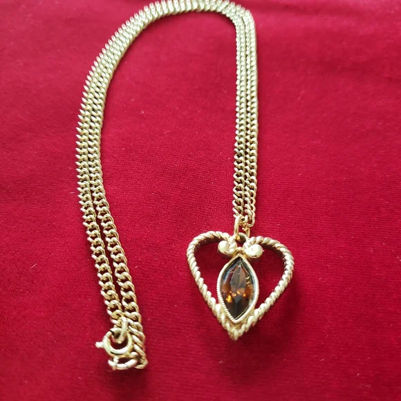 Vintage Avon Gold Tone Heart Pendant With Glass Rhinestone Necklace - Picture 11 of 12